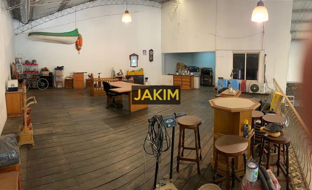 Importante inmueble comercial e industrial, con doble frente sobre la ruta 8 con salida a dos calles.