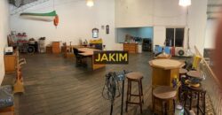 Importante inmueble comercial e industrial, con doble frente sobre la ruta 8 con salida a dos calles.
