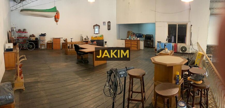 Importante inmueble comercial e industrial, con doble frente sobre la ruta 8 con salida a dos calles.