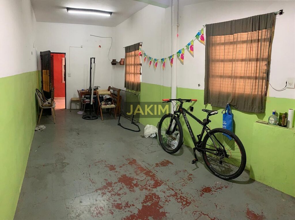 PH al frente, a metros de Presidente Perón, con local al frente y garage.