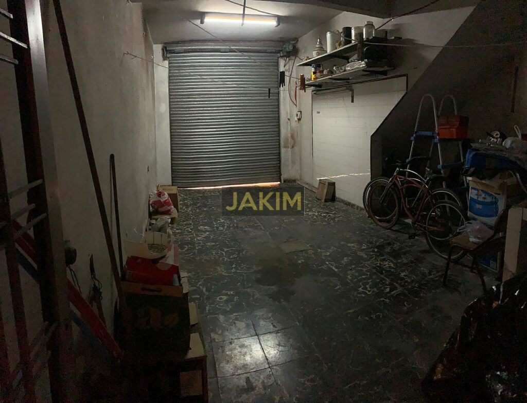PH al frente, a metros de Presidente Perón, con local al frente y garage.