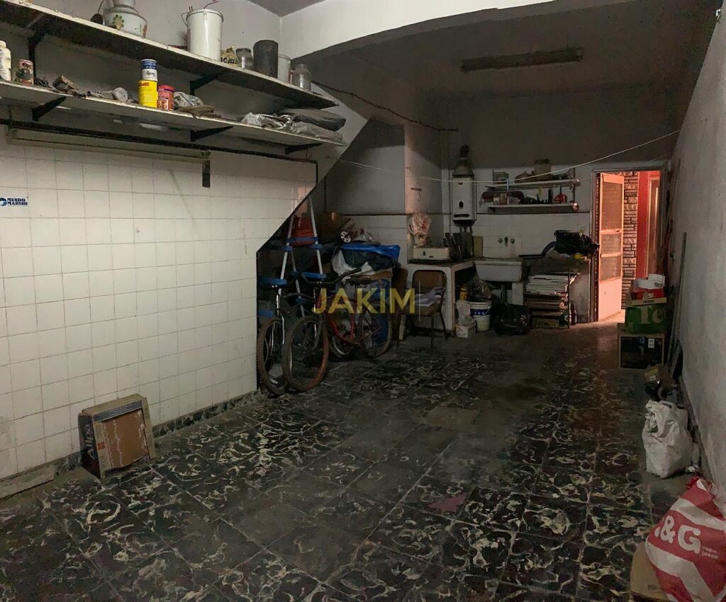 PH al frente, a metros de Presidente Perón, con local al frente y garage.