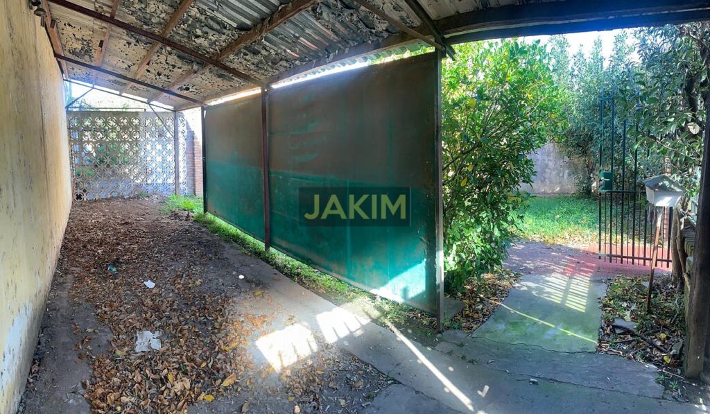 Inmueble sobre gran lote, con una casa al frente a reciclar y otra al fondo mas moderna.