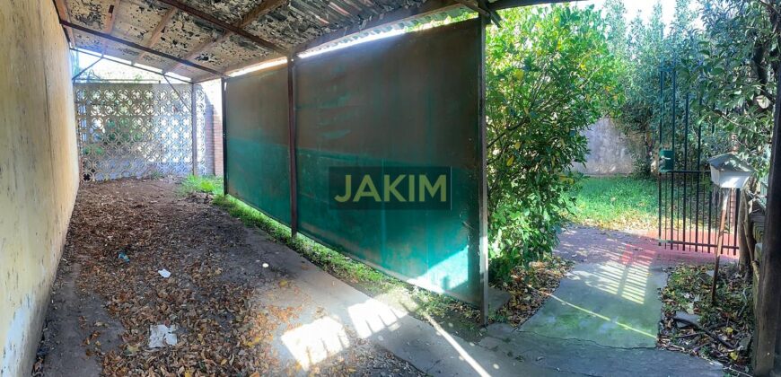 Inmueble sobre gran lote, con una casa al frente a reciclar y otra al fondo mas moderna.