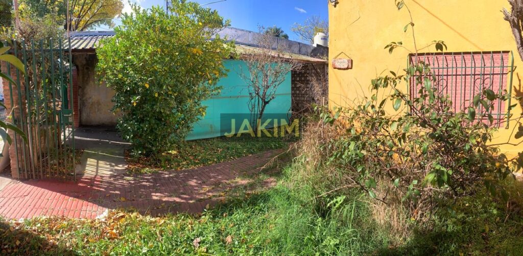 Inmueble sobre gran lote, con una casa al frente a reciclar y otra al fondo mas moderna.