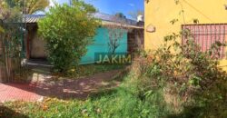Inmueble sobre gran lote, con una casa al frente a reciclar y otra al fondo mas moderna.