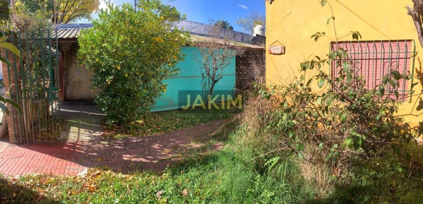 Inmueble sobre gran lote, con una casa al frente a reciclar y otra al fondo mas moderna.