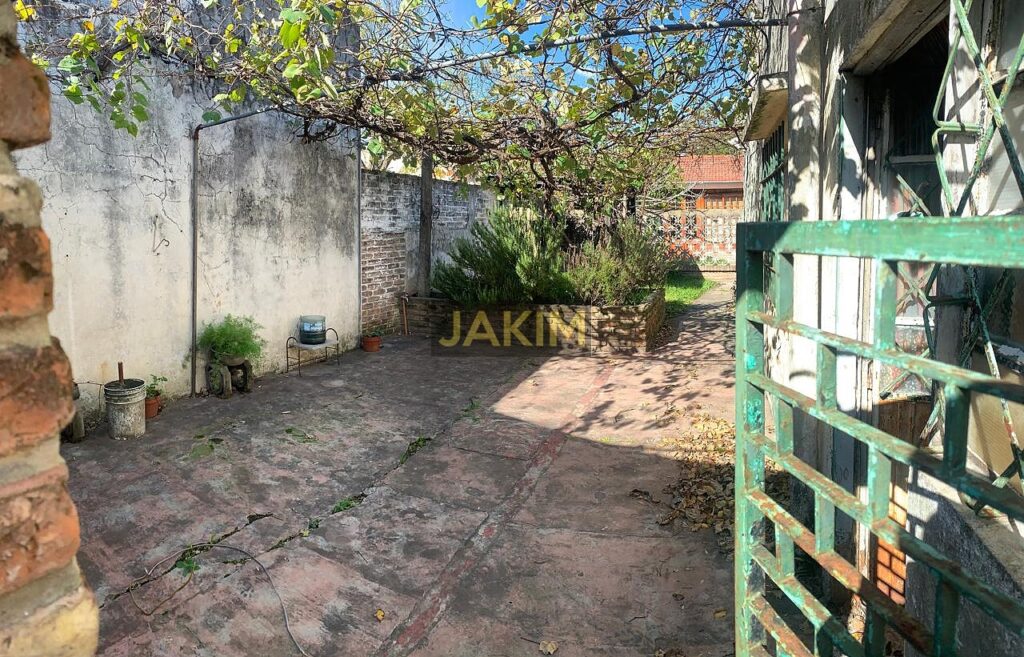 Inmueble sobre gran lote, con una casa al frente a reciclar y otra al fondo mas moderna.