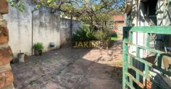 Inmueble sobre gran lote, con una casa al frente a reciclar y otra al fondo mas moderna.