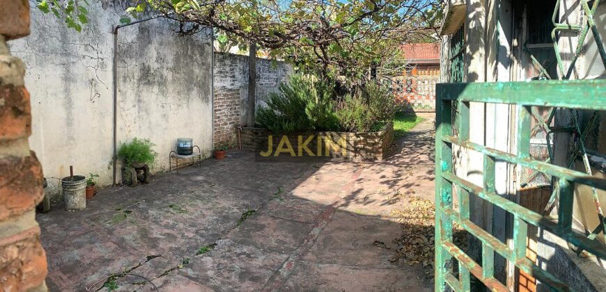 Inmueble sobre gran lote, con una casa al frente a reciclar y otra al fondo mas moderna.
