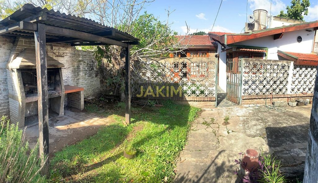 Inmueble sobre gran lote, con una casa al frente a reciclar y otra al fondo mas moderna.