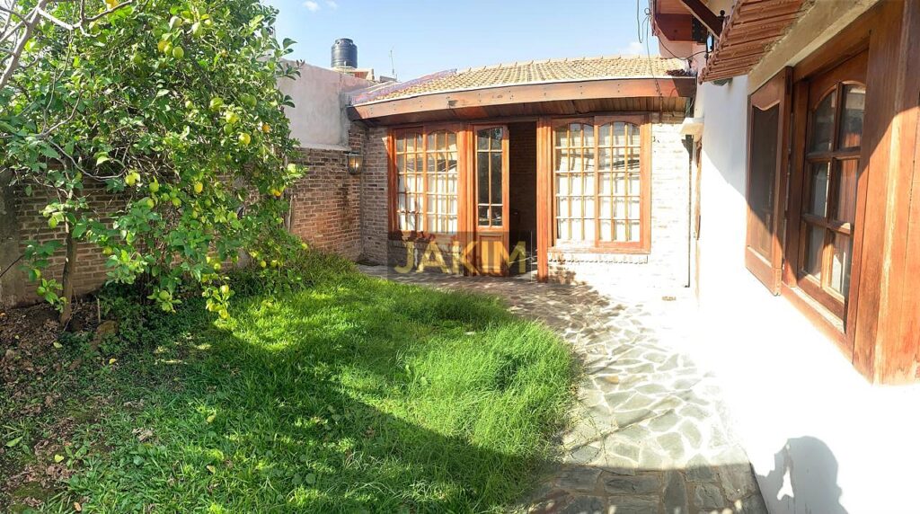 Inmueble sobre gran lote, con una casa al frente a reciclar y otra al fondo mas moderna.