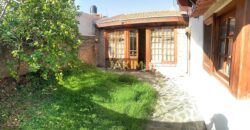 Inmueble sobre gran lote, con una casa al frente a reciclar y otra al fondo mas moderna.