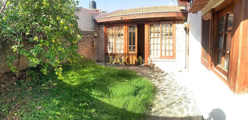Inmueble sobre gran lote, con una casa al frente a reciclar y otra al fondo mas moderna.