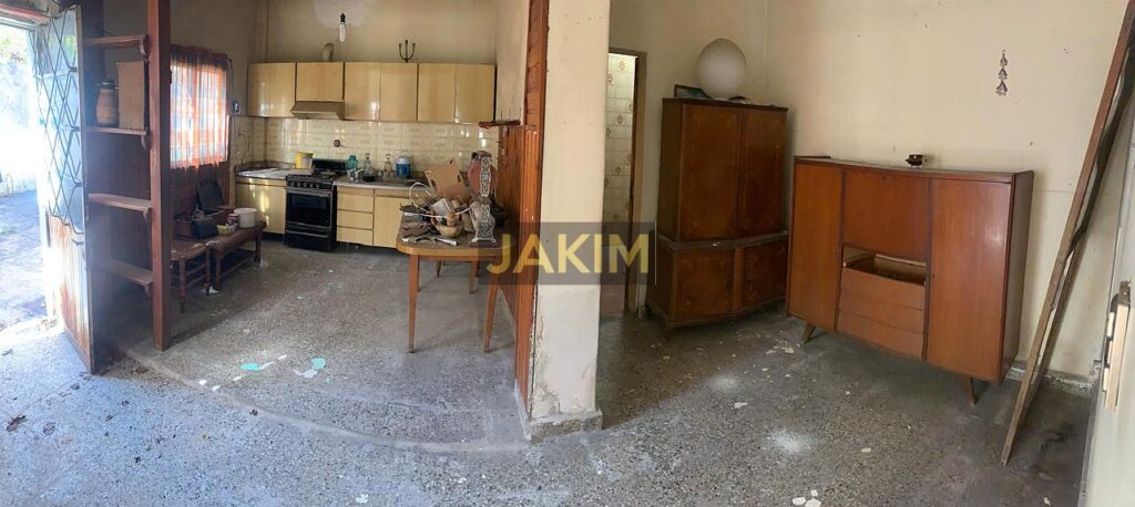 Inmueble sobre gran lote, con una casa al frente a reciclar y otra al fondo mas moderna.