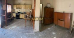 Inmueble sobre gran lote, con una casa al frente a reciclar y otra al fondo mas moderna.
