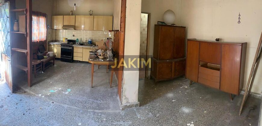 Inmueble sobre gran lote, con una casa al frente a reciclar y otra al fondo mas moderna.