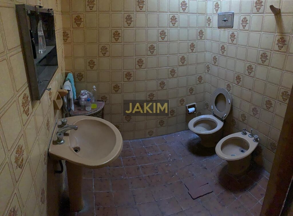 Inmueble sobre gran lote, con una casa al frente a reciclar y otra al fondo mas moderna.
