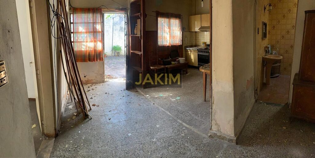 Inmueble sobre gran lote, con una casa al frente a reciclar y otra al fondo mas moderna.