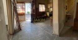 Inmueble sobre gran lote, con una casa al frente a reciclar y otra al fondo mas moderna.