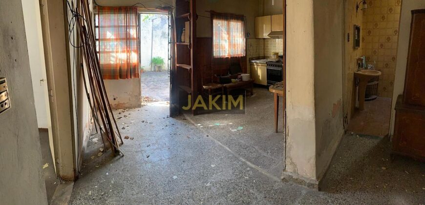 Inmueble sobre gran lote, con una casa al frente a reciclar y otra al fondo mas moderna.