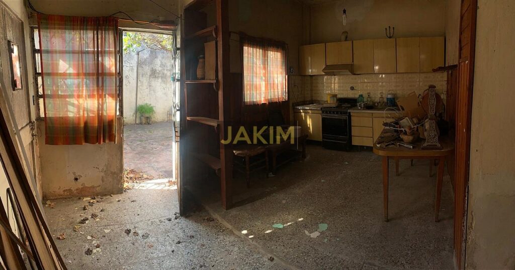 Inmueble sobre gran lote, con una casa al frente a reciclar y otra al fondo mas moderna.