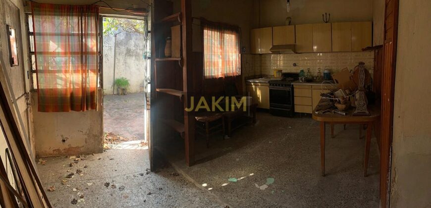 Inmueble sobre gran lote, con una casa al frente a reciclar y otra al fondo mas moderna.