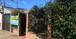Inmueble sobre gran lote, con una casa al frente a reciclar y otra al fondo mas moderna.