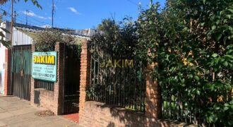 Inmueble sobre gran lote, con una casa al frente a reciclar y otra al fondo mas moderna.