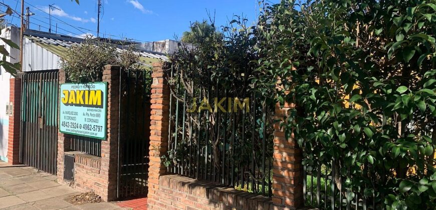 Inmueble sobre gran lote, con una casa al frente a reciclar y otra al fondo mas moderna.