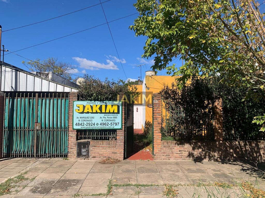Inmueble sobre gran lote, con una casa al frente a reciclar y otra al fondo mas moderna.