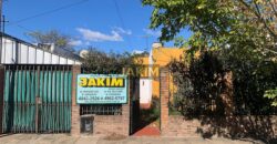 Inmueble sobre gran lote, con una casa al frente a reciclar y otra al fondo mas moderna.