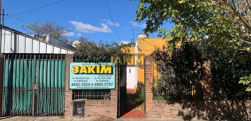 Inmueble sobre gran lote, con una casa al frente a reciclar y otra al fondo mas moderna.