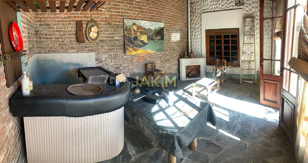 Inmueble sobre gran lote, con una casa al frente a reciclar y otra al fondo mas moderna.