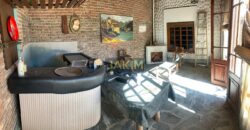 Inmueble sobre gran lote, con una casa al frente a reciclar y otra al fondo mas moderna.