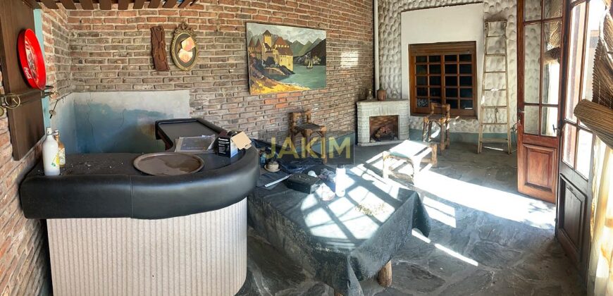 Inmueble sobre gran lote, con una casa al frente a reciclar y otra al fondo mas moderna.
