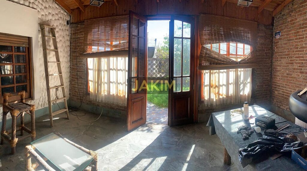 Inmueble sobre gran lote, con una casa al frente a reciclar y otra al fondo mas moderna.
