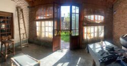 Inmueble sobre gran lote, con una casa al frente a reciclar y otra al fondo mas moderna.