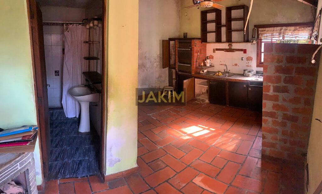 Inmueble sobre gran lote, con una casa al frente a reciclar y otra al fondo mas moderna.