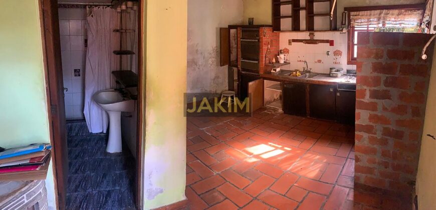 Inmueble sobre gran lote, con una casa al frente a reciclar y otra al fondo mas moderna.
