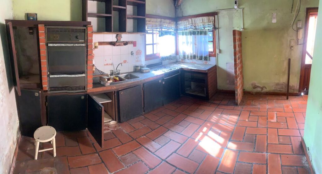Inmueble sobre gran lote, con una casa al frente a reciclar y otra al fondo mas moderna.
