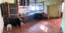 Inmueble sobre gran lote, con una casa al frente a reciclar y otra al fondo mas moderna.