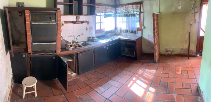 Inmueble sobre gran lote, con una casa al frente a reciclar y otra al fondo mas moderna.