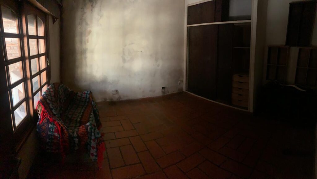 Inmueble sobre gran lote, con una casa al frente a reciclar y otra al fondo mas moderna.