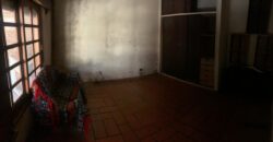Inmueble sobre gran lote, con una casa al frente a reciclar y otra al fondo mas moderna.
