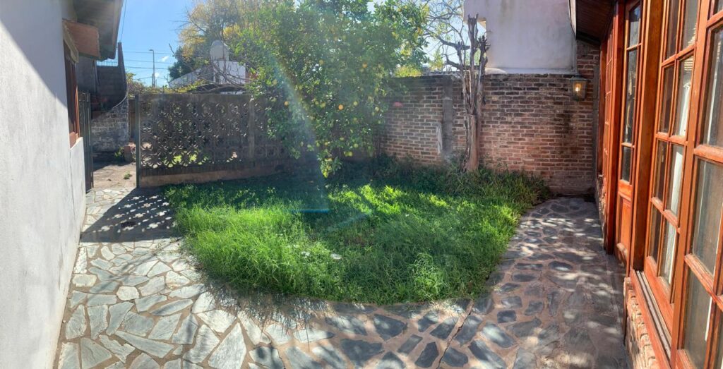 Inmueble sobre gran lote, con una casa al frente a reciclar y otra al fondo mas moderna.