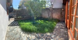 Inmueble sobre gran lote, con una casa al frente a reciclar y otra al fondo mas moderna.