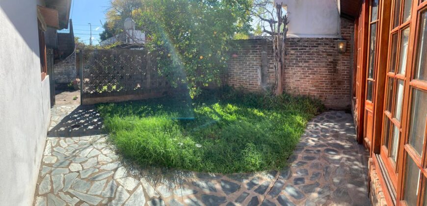 Inmueble sobre gran lote, con una casa al frente a reciclar y otra al fondo mas moderna.