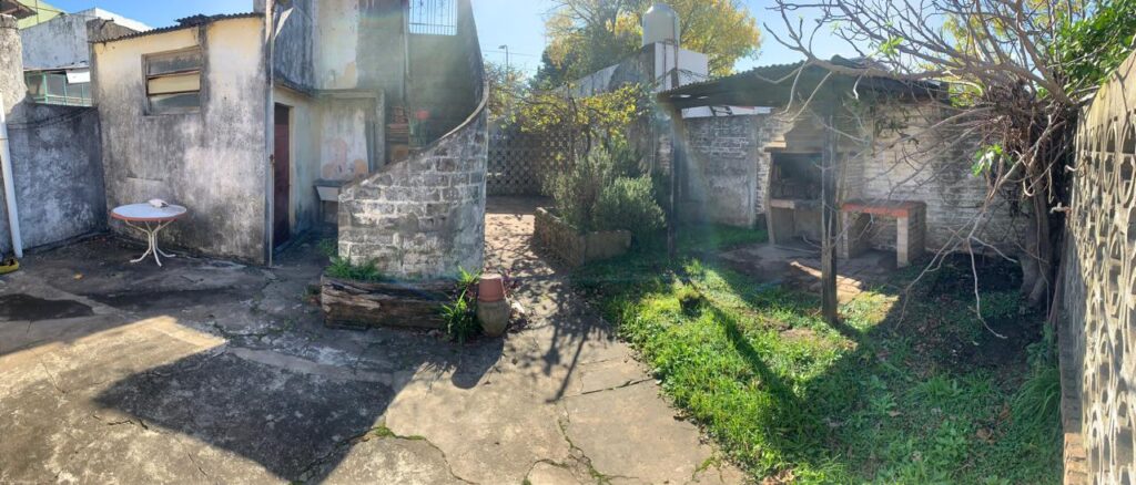 Inmueble sobre gran lote, con una casa al frente a reciclar y otra al fondo mas moderna.