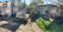 Inmueble sobre gran lote, con una casa al frente a reciclar y otra al fondo mas moderna.